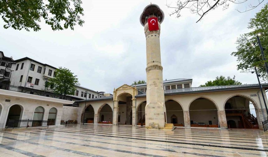 Depremde hasar gören 583 yıllık tarihi Ulu Cami'nin resmi açılışı gerçekleştirildi