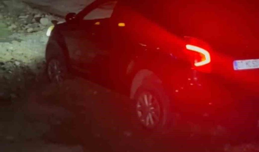 Kapatılan turizm yolundaki bariyerler kaldırılınca araçlar çukura düştü