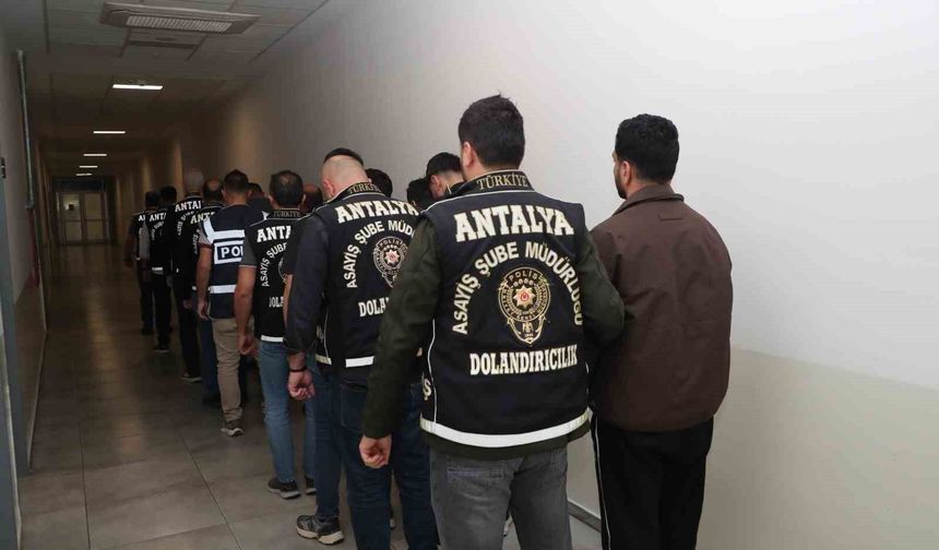 Kendilerini emniyet müdürü olarak tanıtıp 50 milyon TL'lik vurgun yaptılar
