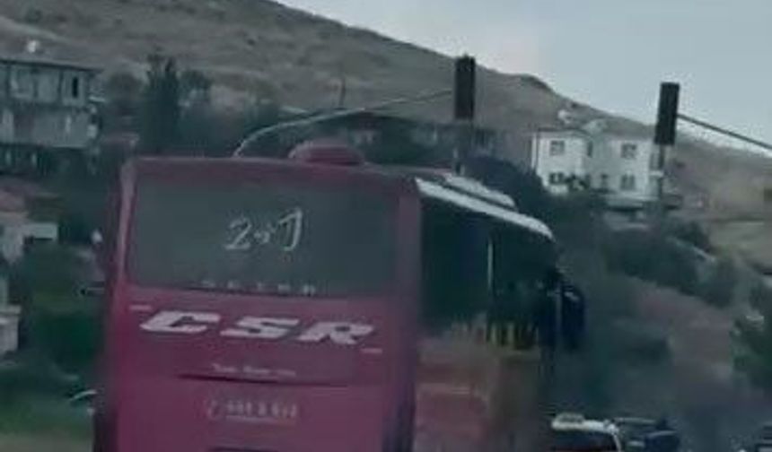 Kornaya basarak otomobilleri sollayan yolcu otobüsü, manevralarıyla korkuttu