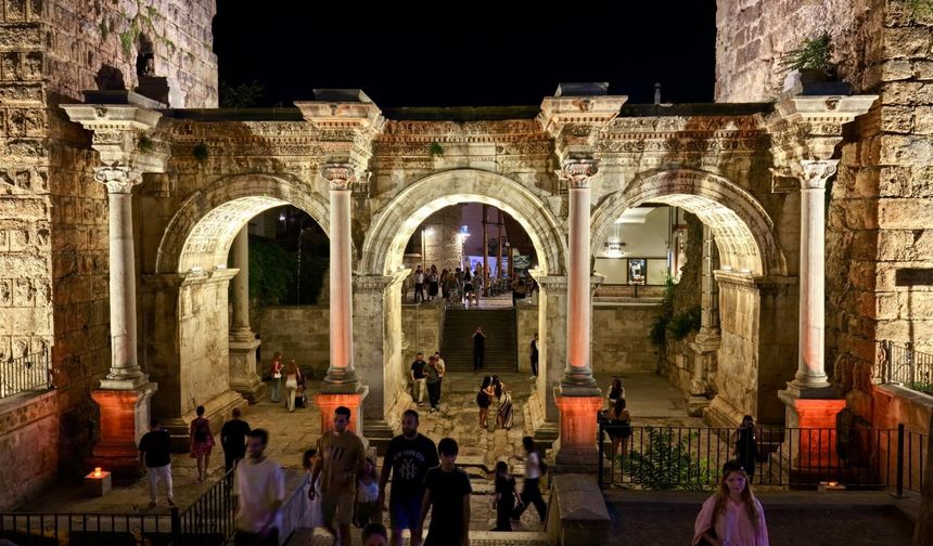 Hadrian Kapısı Yeni Işıklarıyla Göz Kamaştırıyor!