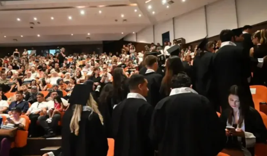 Dekan Ve Rektör Yardımcısına Sırt Döndüler!