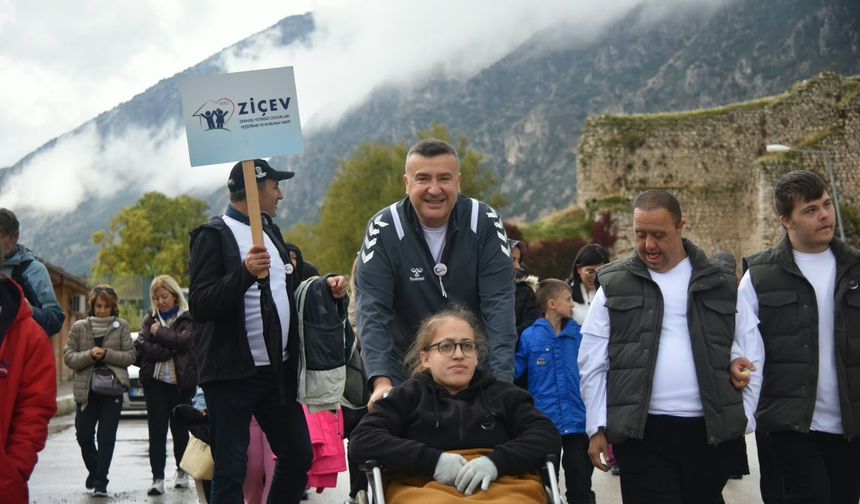 Eğirdir Belediye Başkanı Mustafa Özer Uluslararası Yürüyüşe Katıldı