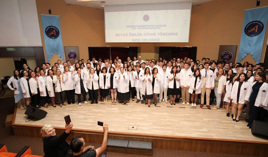 Akdeniz Üniversitesinde 330 Hekim Adayının Önlük Heyecanı